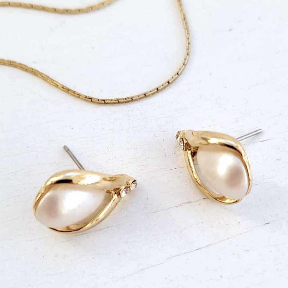 AVON Vintage Marked Gold Teardrop Faux Pearl & Rhinestone Necklace & Earrings - Picture 5 of 10